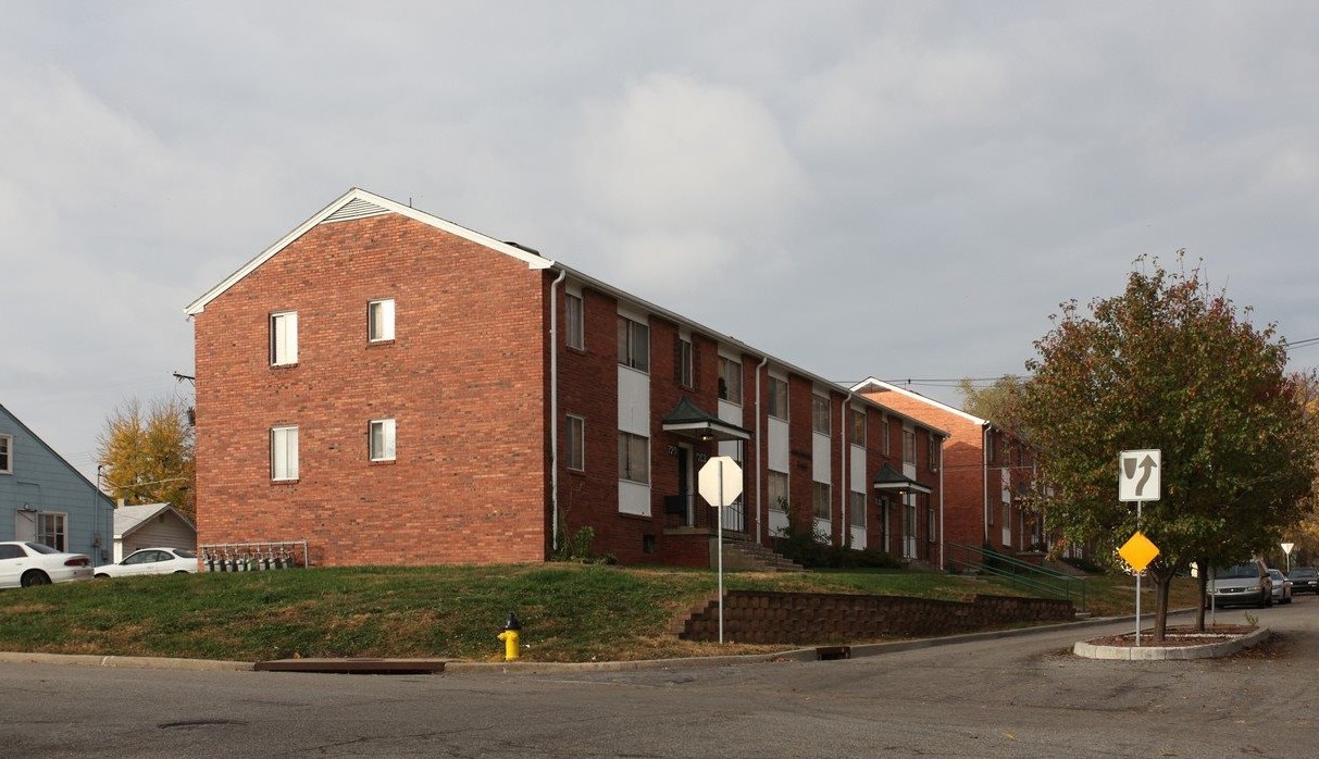Colonial East/West Apartments - Image 3