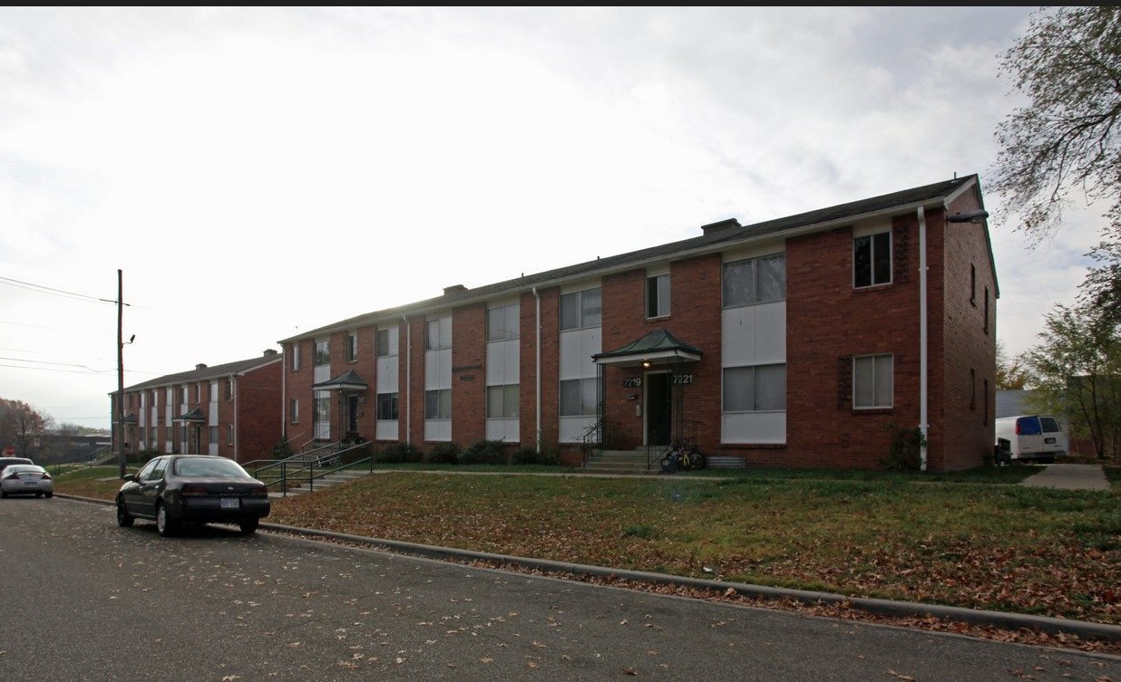 Colonial East/West Apartments - Image 2